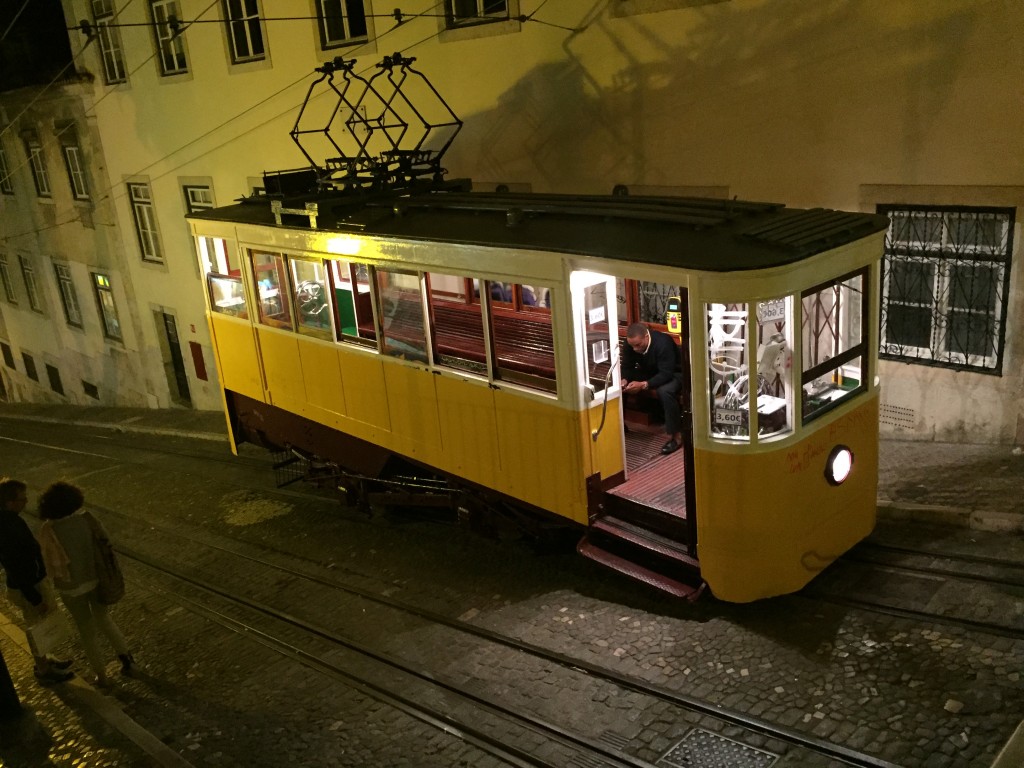 Lizbon'un yokuş çıkan sarı tramvayları